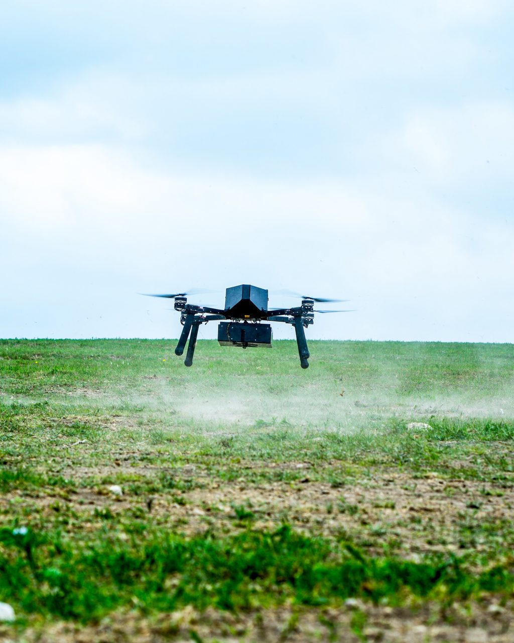 A large number of autonomous aircraft demonstrations were carried out at TMI22. Here, SparkCognition’s X-20 UAS takes off with a full payload. The payload dispenser is mounted underneath the fuselage and can be used to deploy kinetic and sensor payloads.